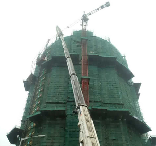 渝中吊车在工地上作业